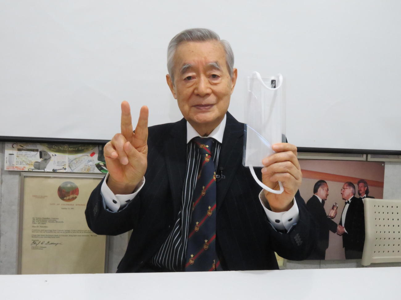 新型コロナウイルスの新発明「目スク」を発表したドクター・中松氏（撮影・村上幸将）