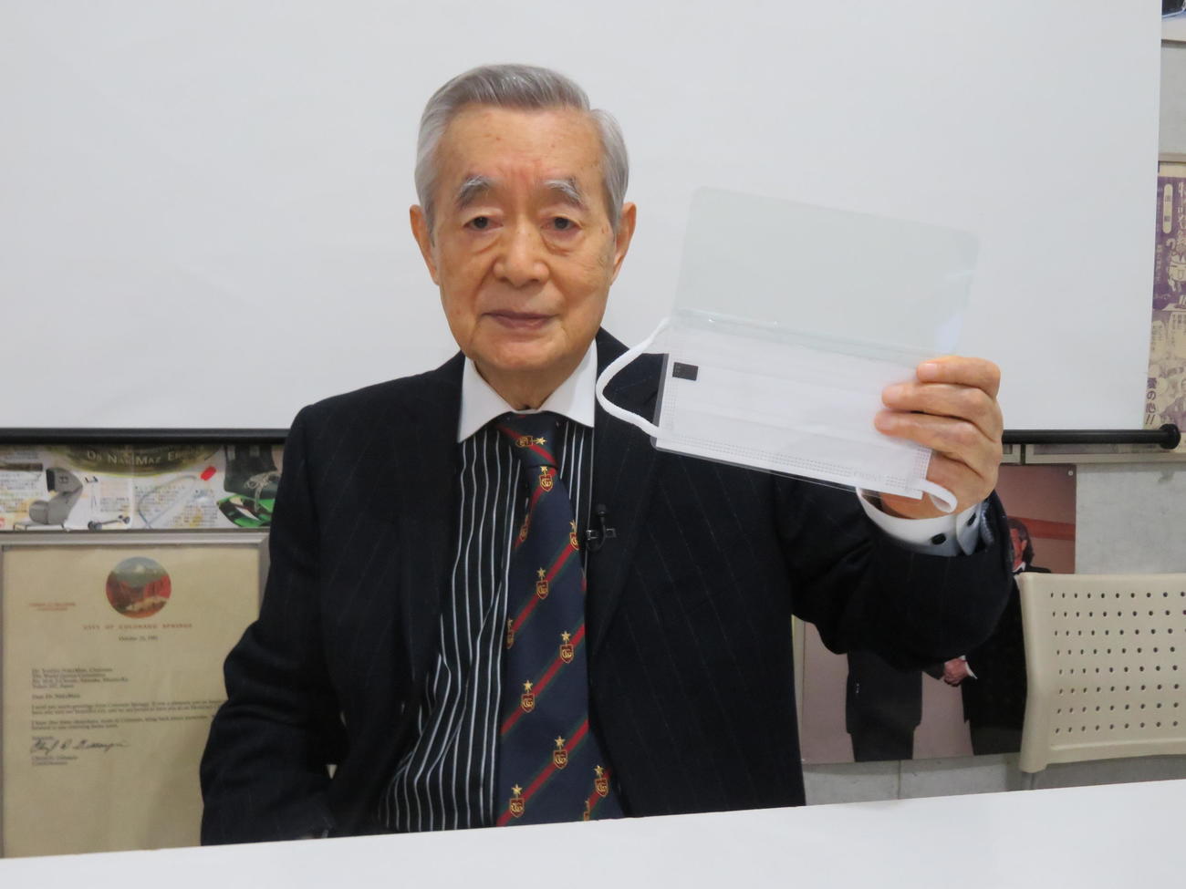 新型コロナウイルスの新発明「目スク」を発表したドクター・中松氏（撮影・村上幸将）