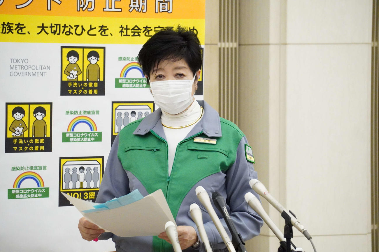 テレビ会議後に会見を開く小池百合子知事（撮影・沢田直人）