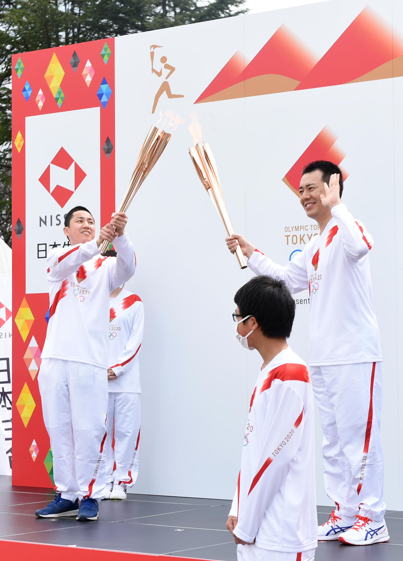 東京五輪聖火リレーイベントでトーチキスをする神酒太郎さん（左）と日本生命・桜井英樹福島支社長（撮影・山田愛斗）