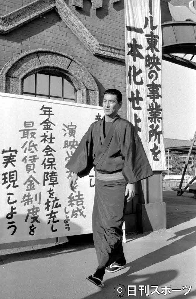 「昭和残侠伝　破れ傘」に出演中の高倉健（72年11月）
