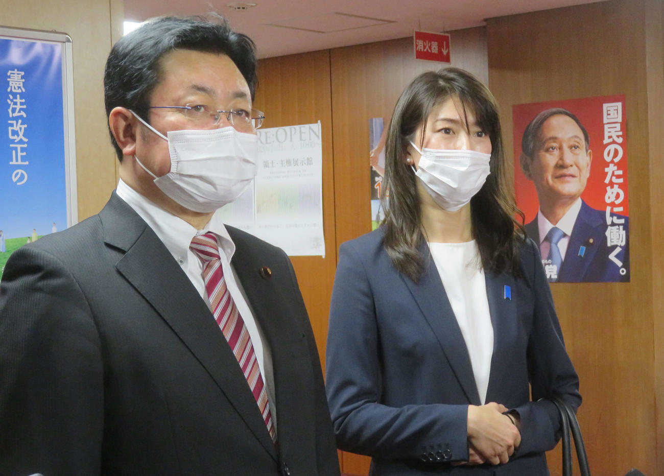次期衆院選で宮城5区から立候補予定の森下千里氏（右）が、西村明宏・宮城県連会長と自民党本部で会見した（撮影・大上悟）