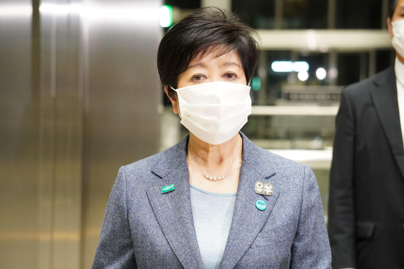 退庁時に会見を行った小池都知事（撮影・沢田直人）