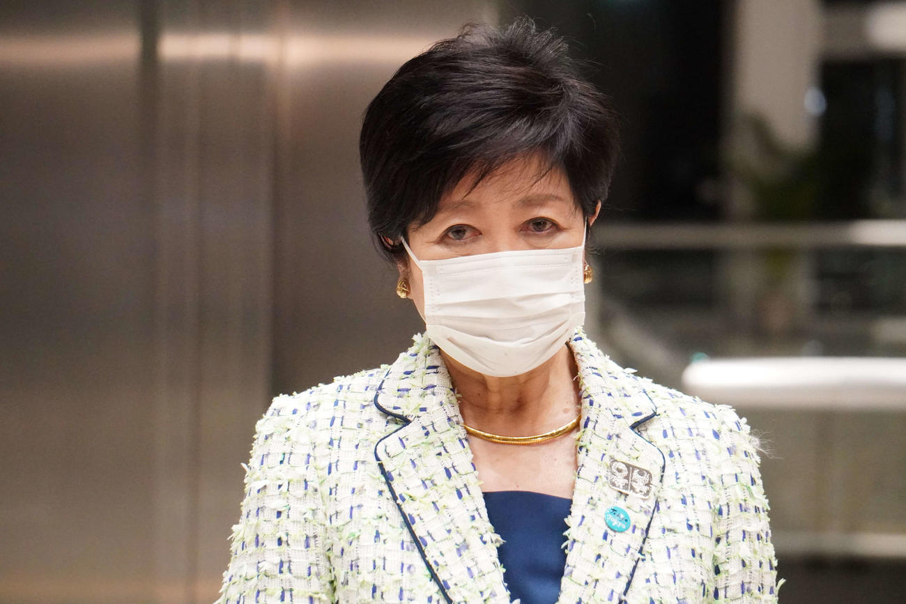 退庁時に取材に応じる小池百合子知事（撮影・沢田直人）