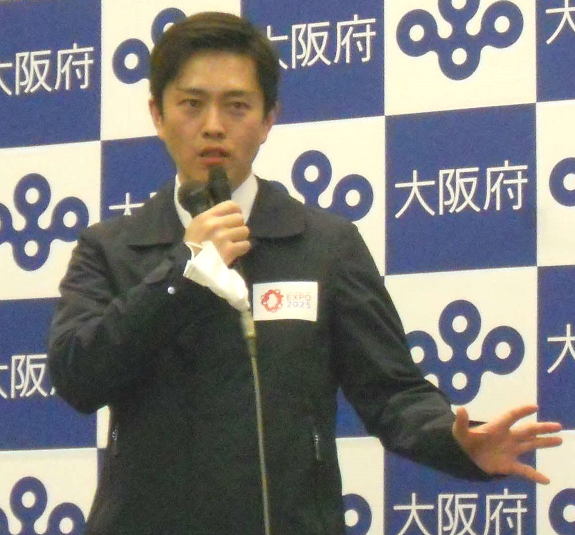 対策本部後、取材対応する吉村洋文知事（撮影・松浦隆司）