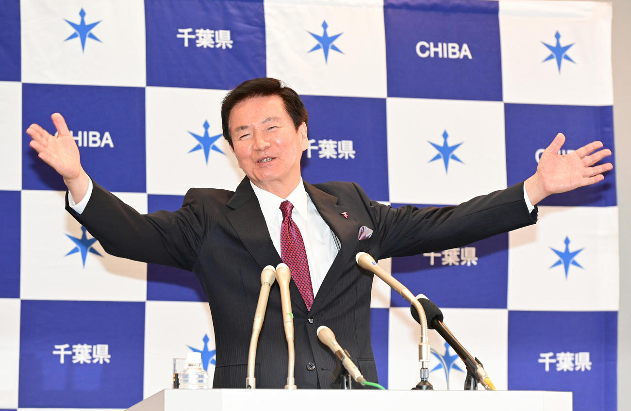 退任あいさつの記者会見で現在の心境を問われ「オレは幸せ者だな、神に感謝！」と両手を大きく広げて応える森田千葉県知事（撮影・小沢裕）