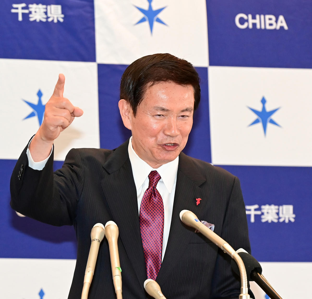 退任あいさつの記者会見で今後の活動を問われ「ランニングフォーエバー、永遠に走るんだ！」と力強く応える森田千葉県知事（撮影・小沢裕）
