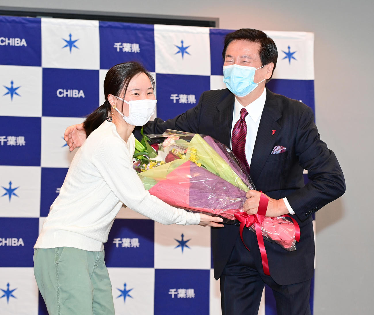 退任あいさつの記者会見を終え関係者からの花束贈呈に笑顔を見せる森田千葉県知事（撮影・小沢裕）