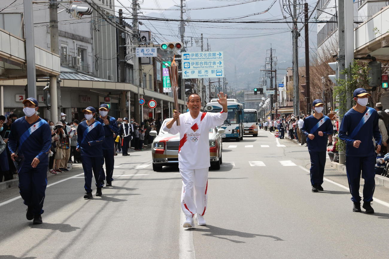 聖火ランナーを務めた元陸上選手の伊藤国光さん（代表撮影）