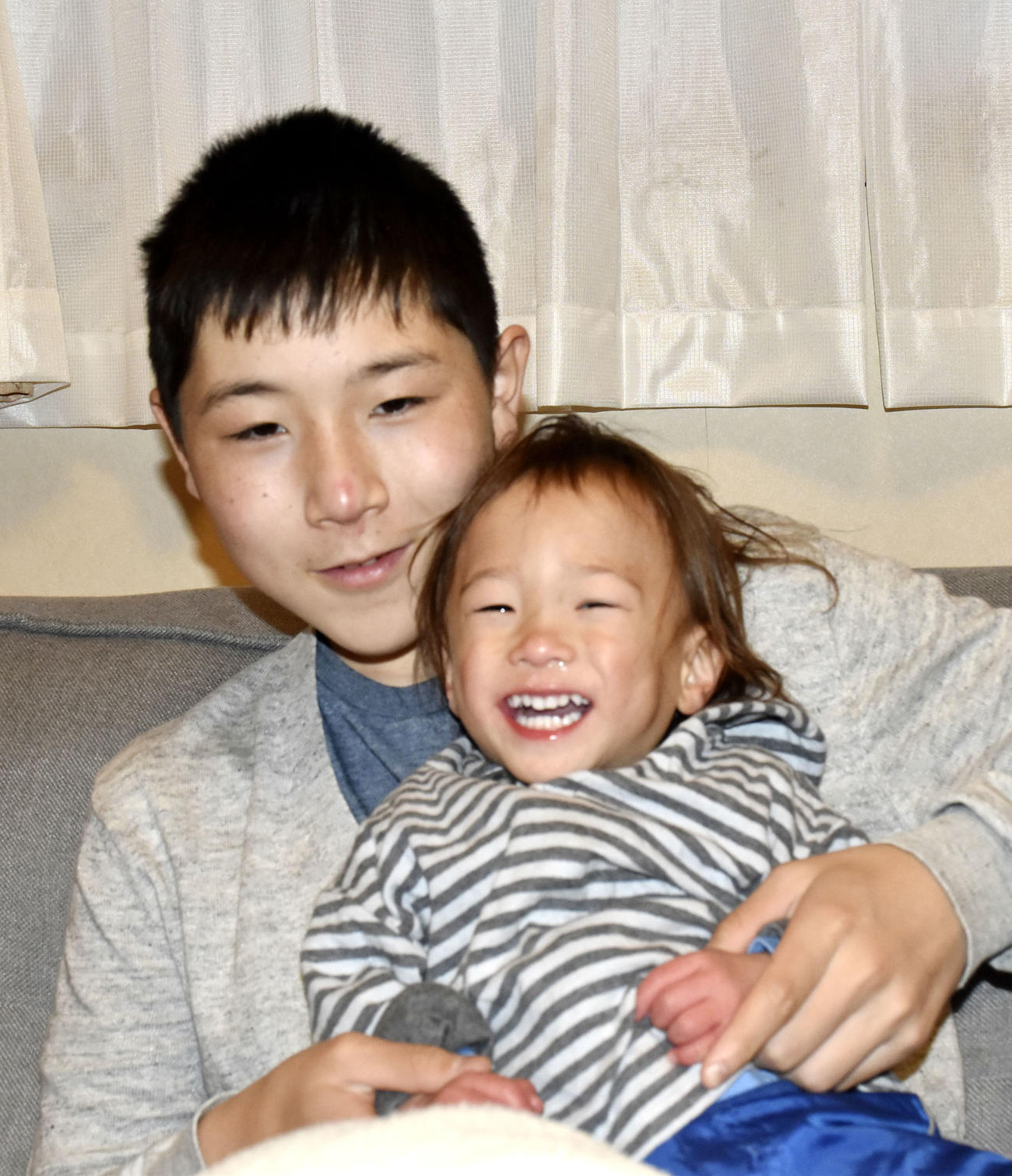 聖火ランナーを務める関野佑平さん（奥）と「世界最小」で生まれた弟の竜佑ちゃん（共同）
