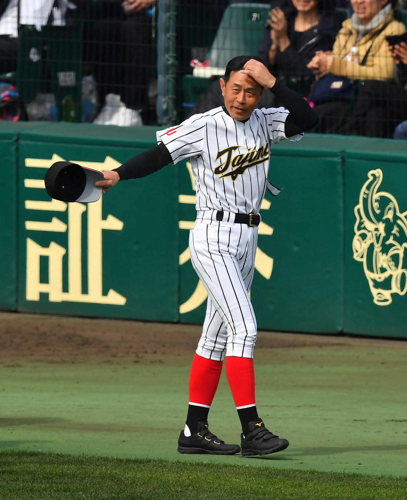 17年3月、選抜高校野球の報徳学園戦で指揮を執る多治見・高木監督