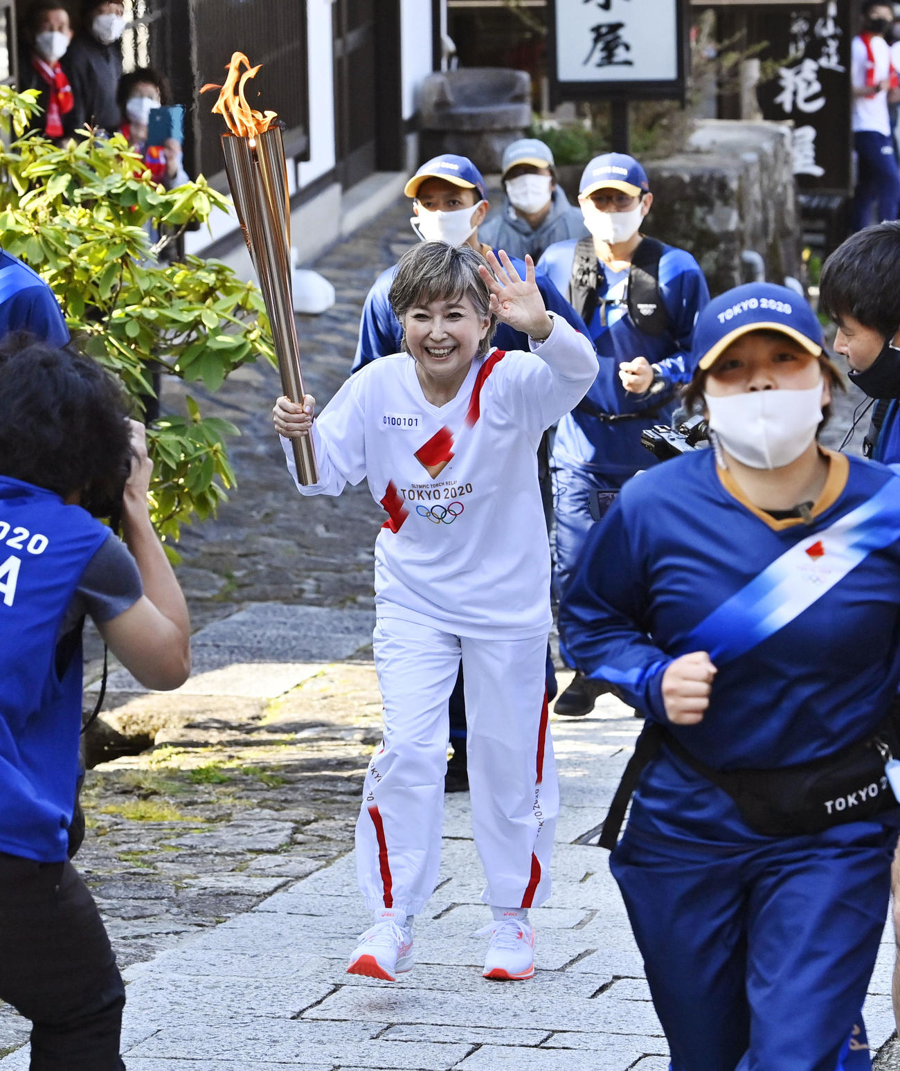岐阜県中津川市の「馬籠宿」を走る聖火ランナーの竹下景子さん（共同）