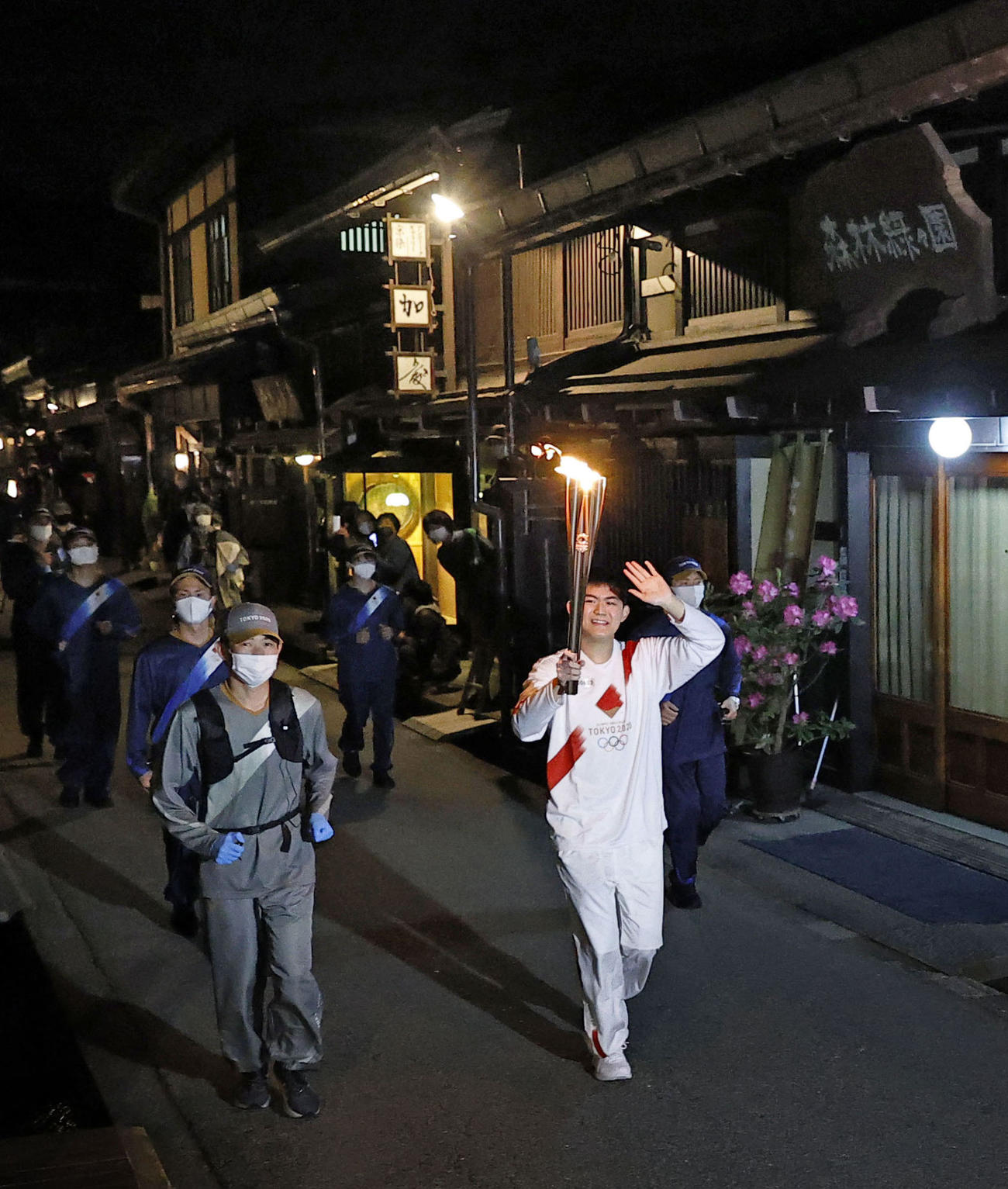 岐阜県高山市の古い町並みを走る聖火ランナー（共同）