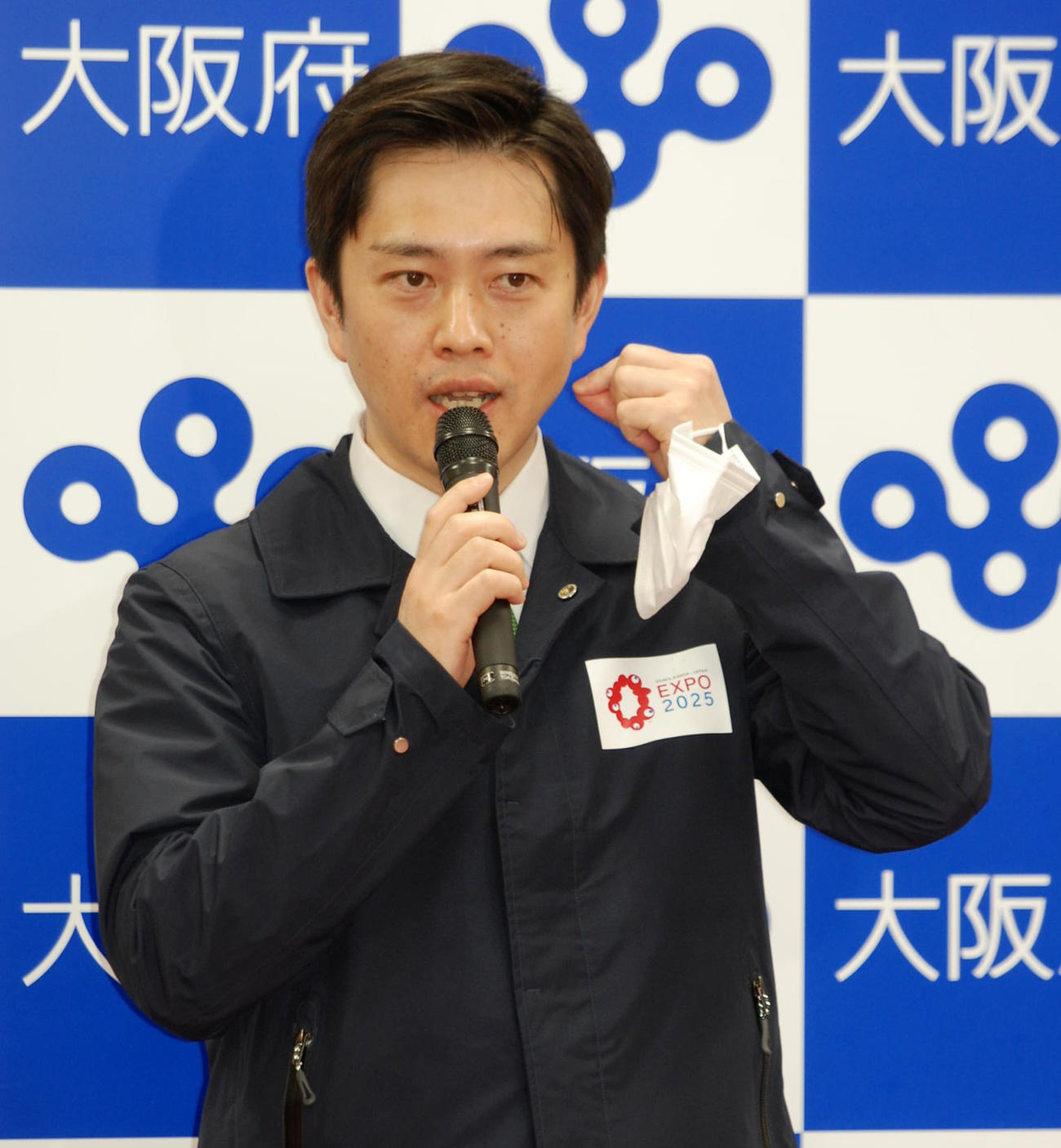 マスクの上げ下げを実演する大阪府の吉村洋文知事（撮影・松浦隆司）