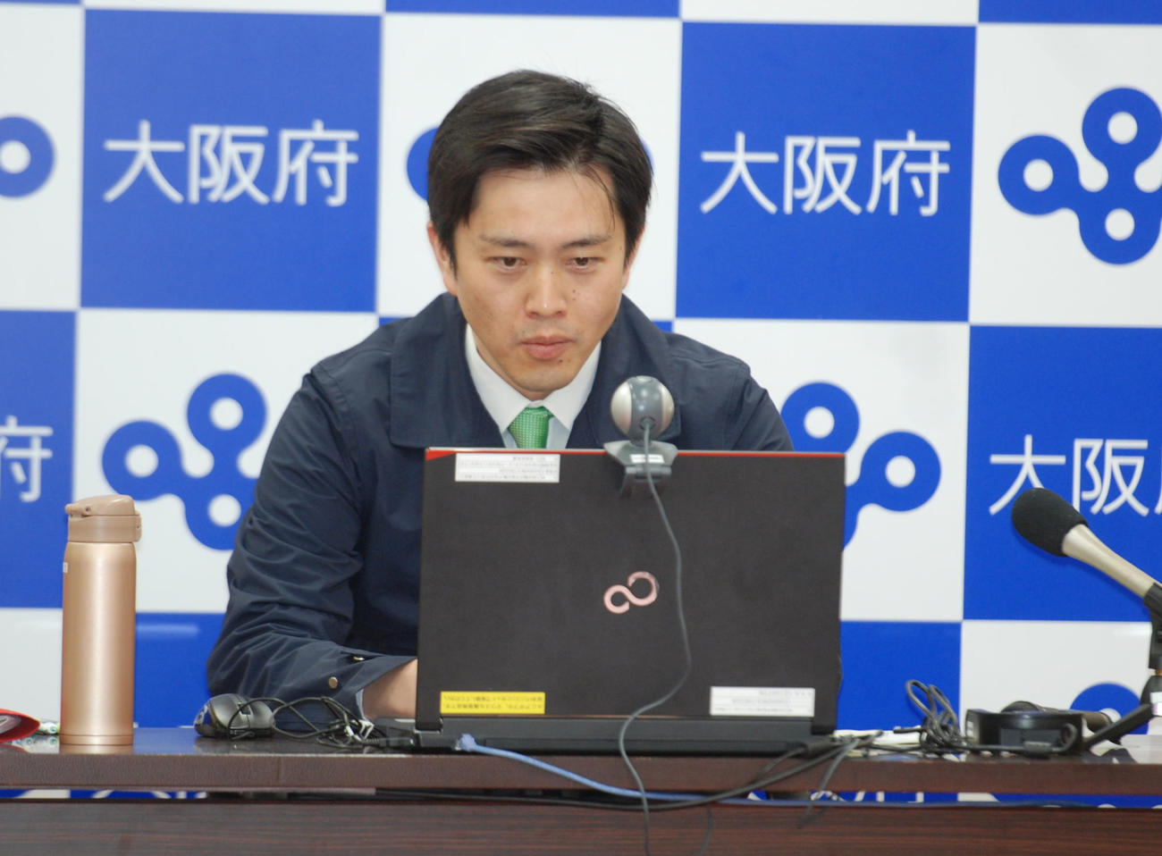 府庁から全国知事会にオンラインで出席した吉村洋文知事（撮影・松浦隆司）