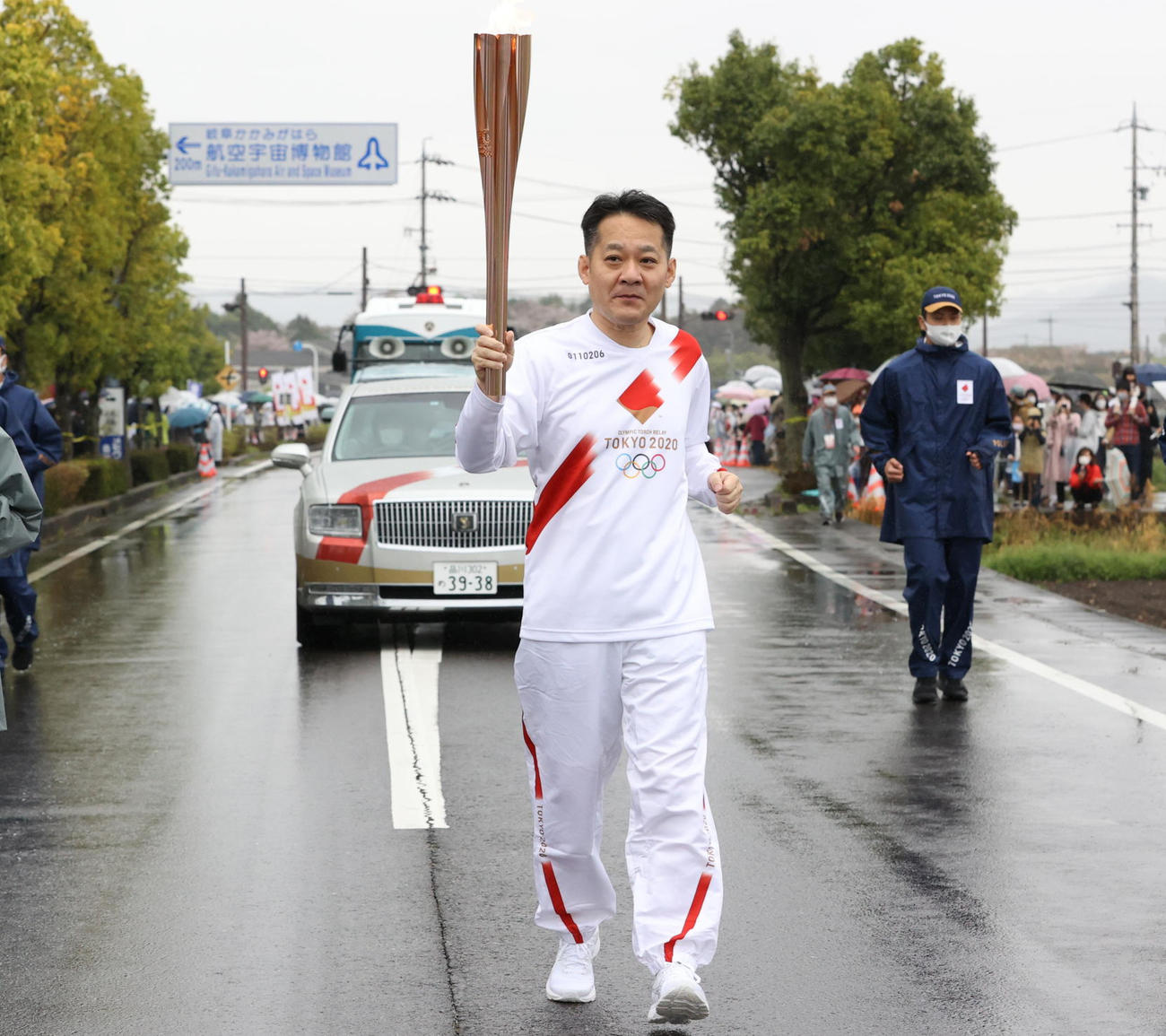 聖火ランナーを務めた瀧英祐さん（代表撮影）