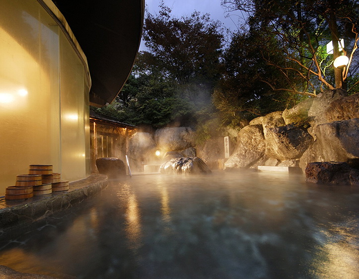 下呂温泉「水明館」の野天風呂（水明館提供）