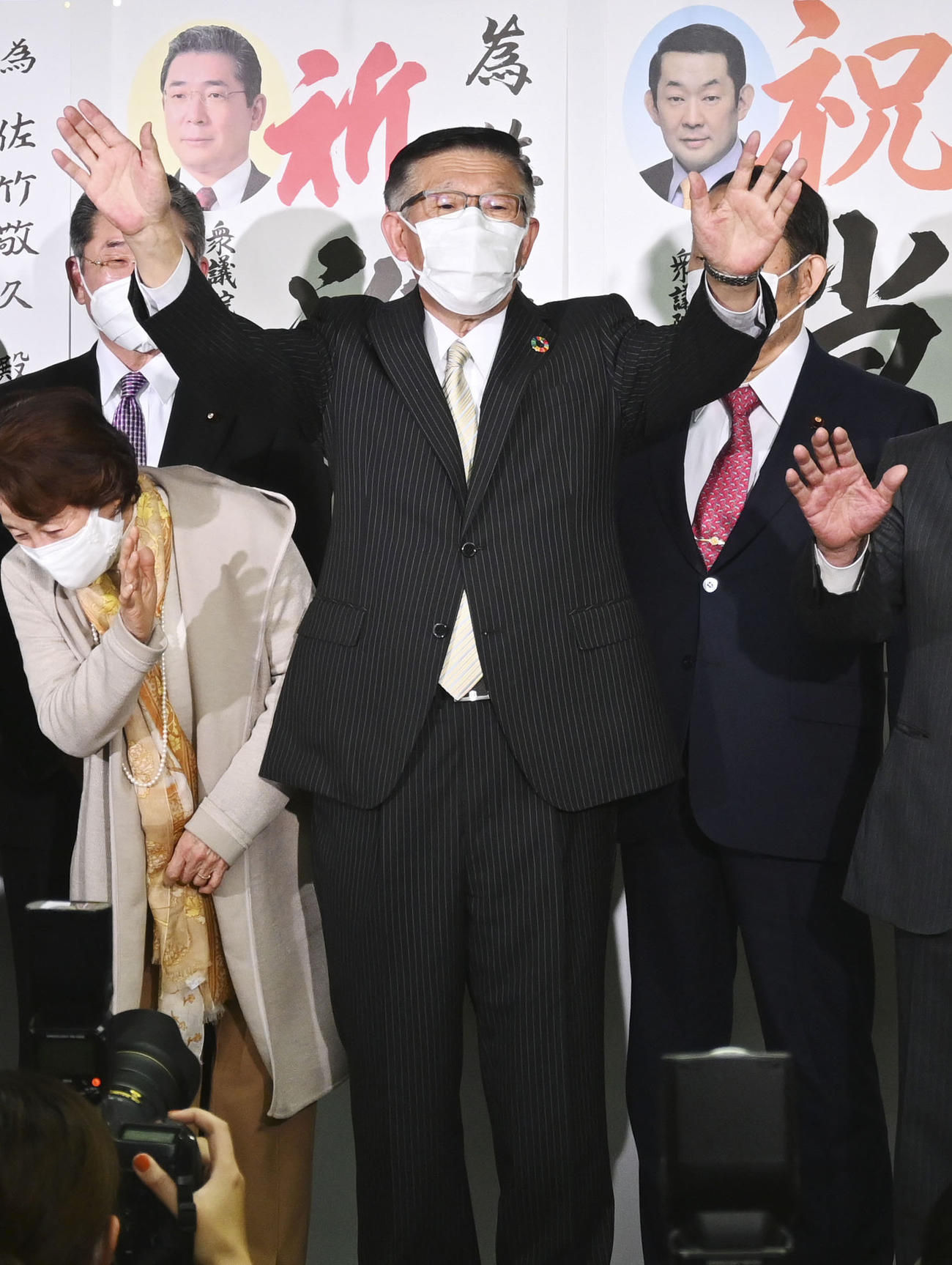 秋田県知事選で再選を決め、喜ぶ佐竹敬久氏（共同）