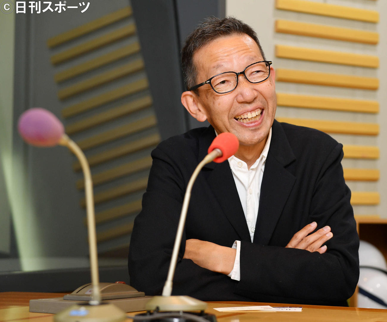 ラジオの野球中継について語る松本秀夫アナウンサーは笑顔を見せる（撮影・滝沢徹郎）