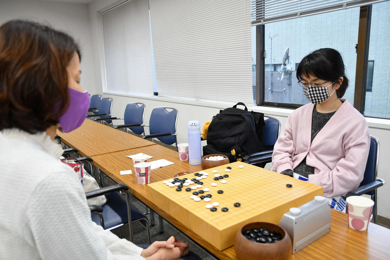 名人戦予選C1回戦で岡田結美子六段（左）を下した仲邑菫二段（右、日本棋院提供）