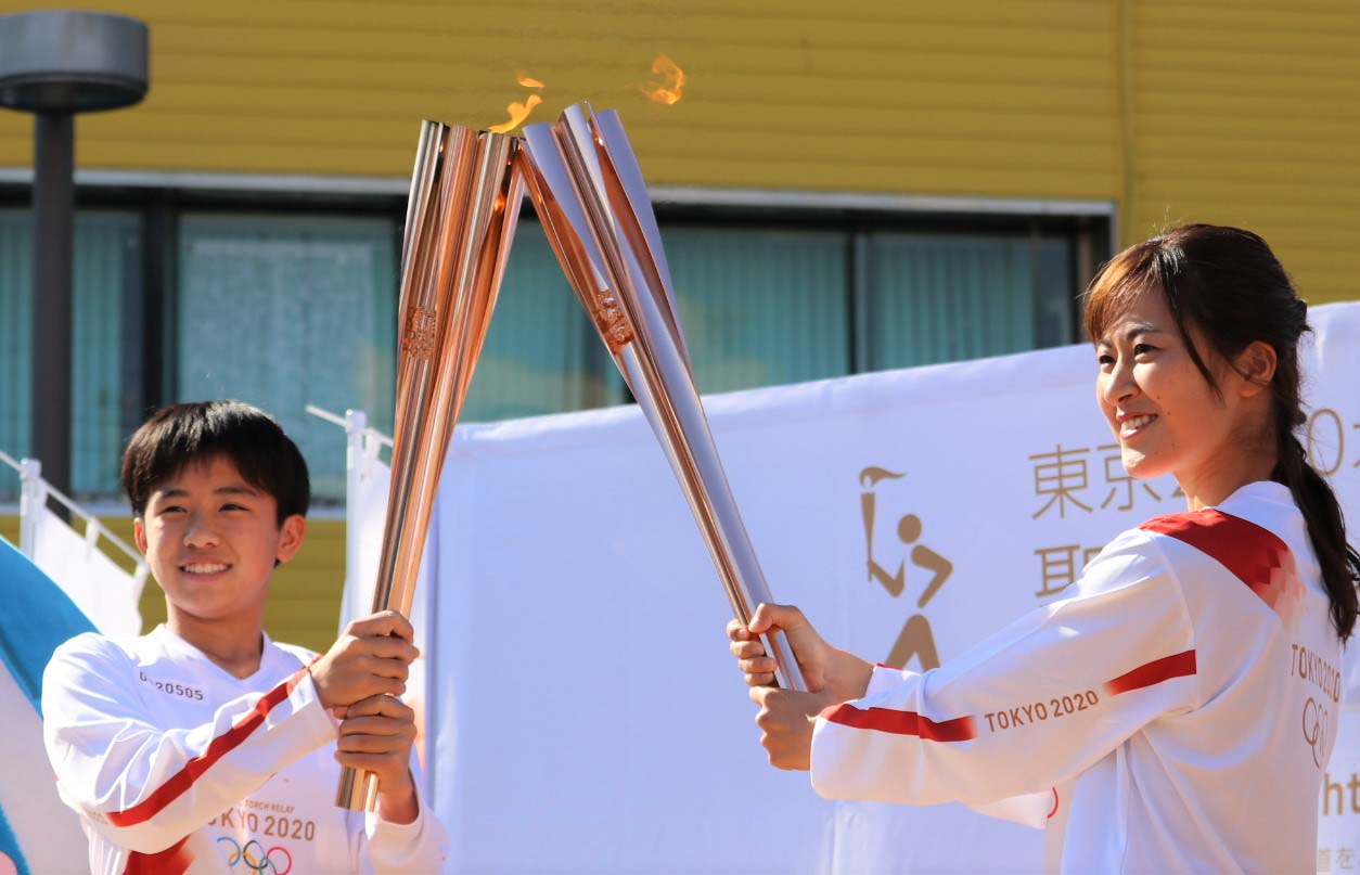 東京五輪聖火リレーに参加した阪神タイガースWomenの三浦伊織選手（右）（球団提供）