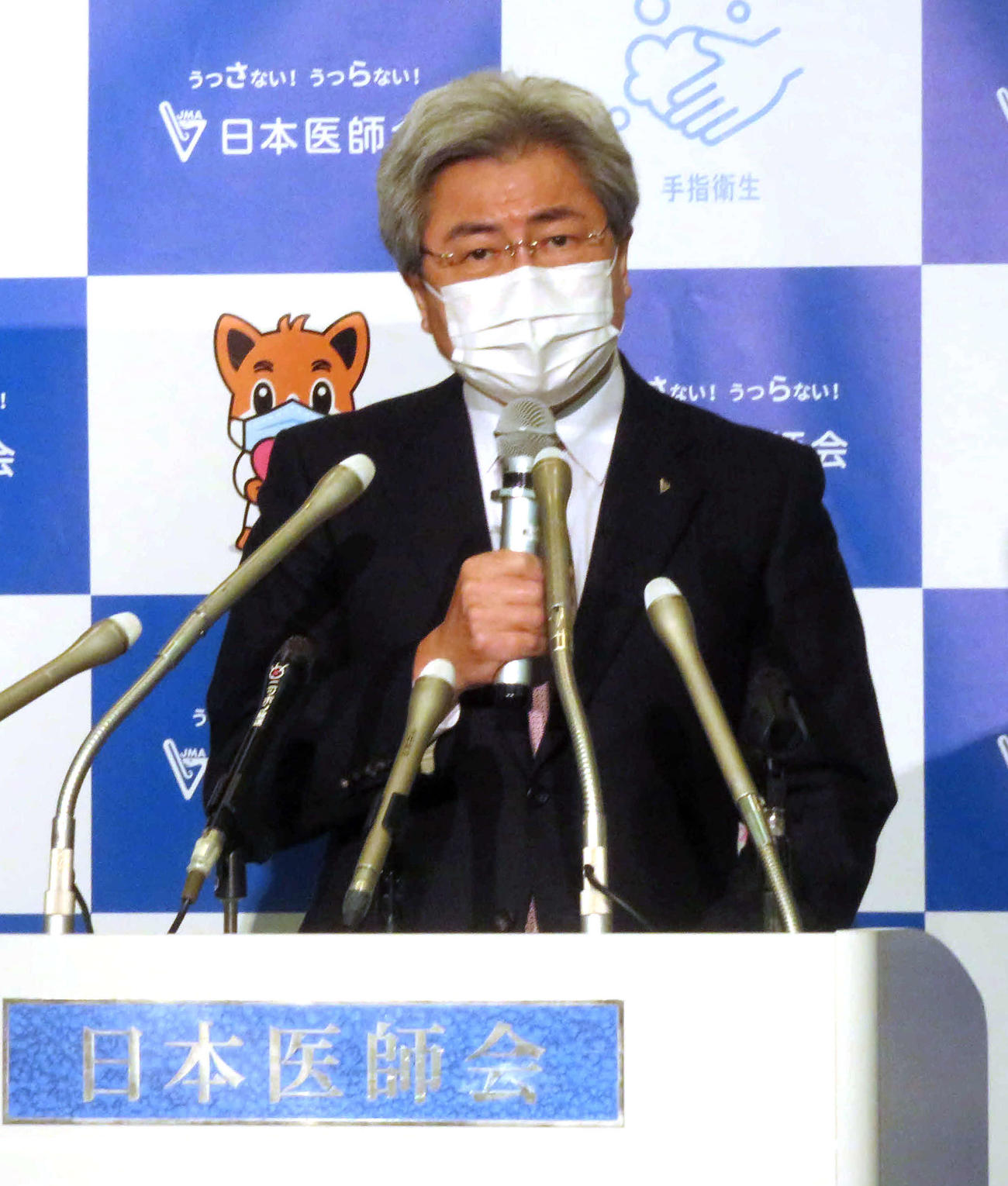 日本医師会の中川俊男会長は会見で次の緊急事態宣言発令の瀬戸際との危機感を示した（撮影・大上悟）