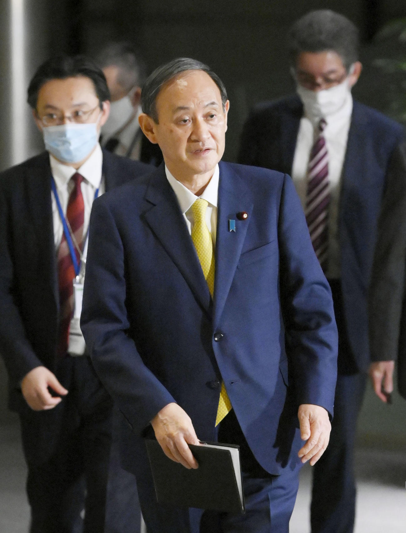 東京電力福島第1原発処理水の処分方針について記者団に語った菅首相（共同）