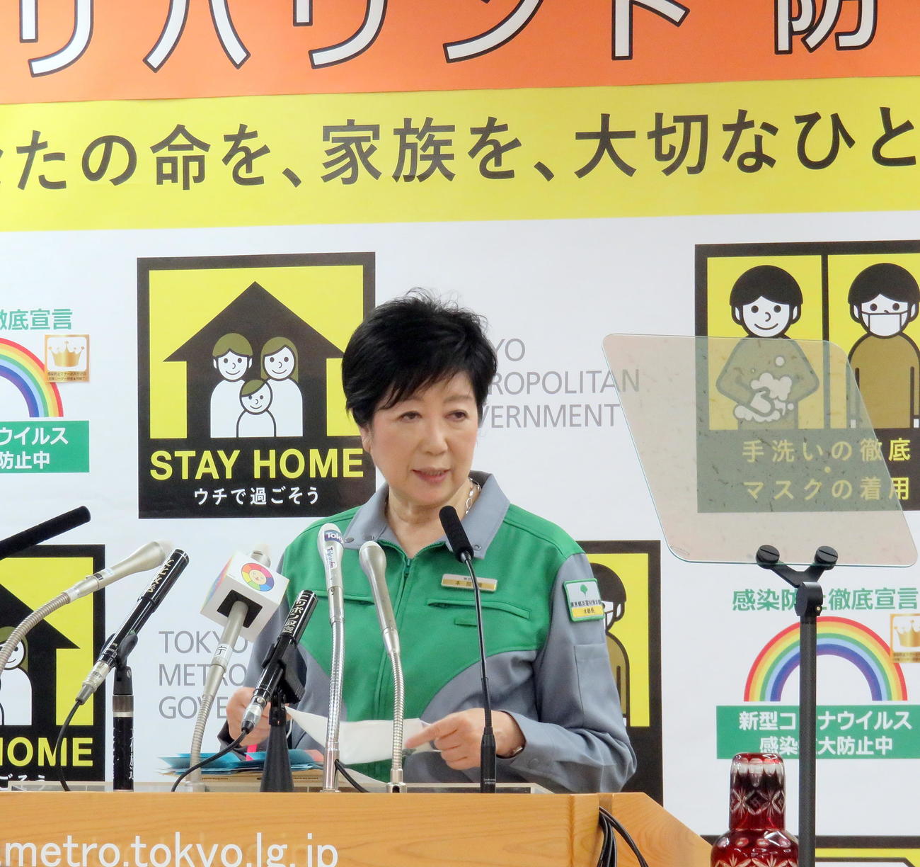 定例会見で壇上に立つ小池百合子知事都知事（撮影・鎌田直秀）