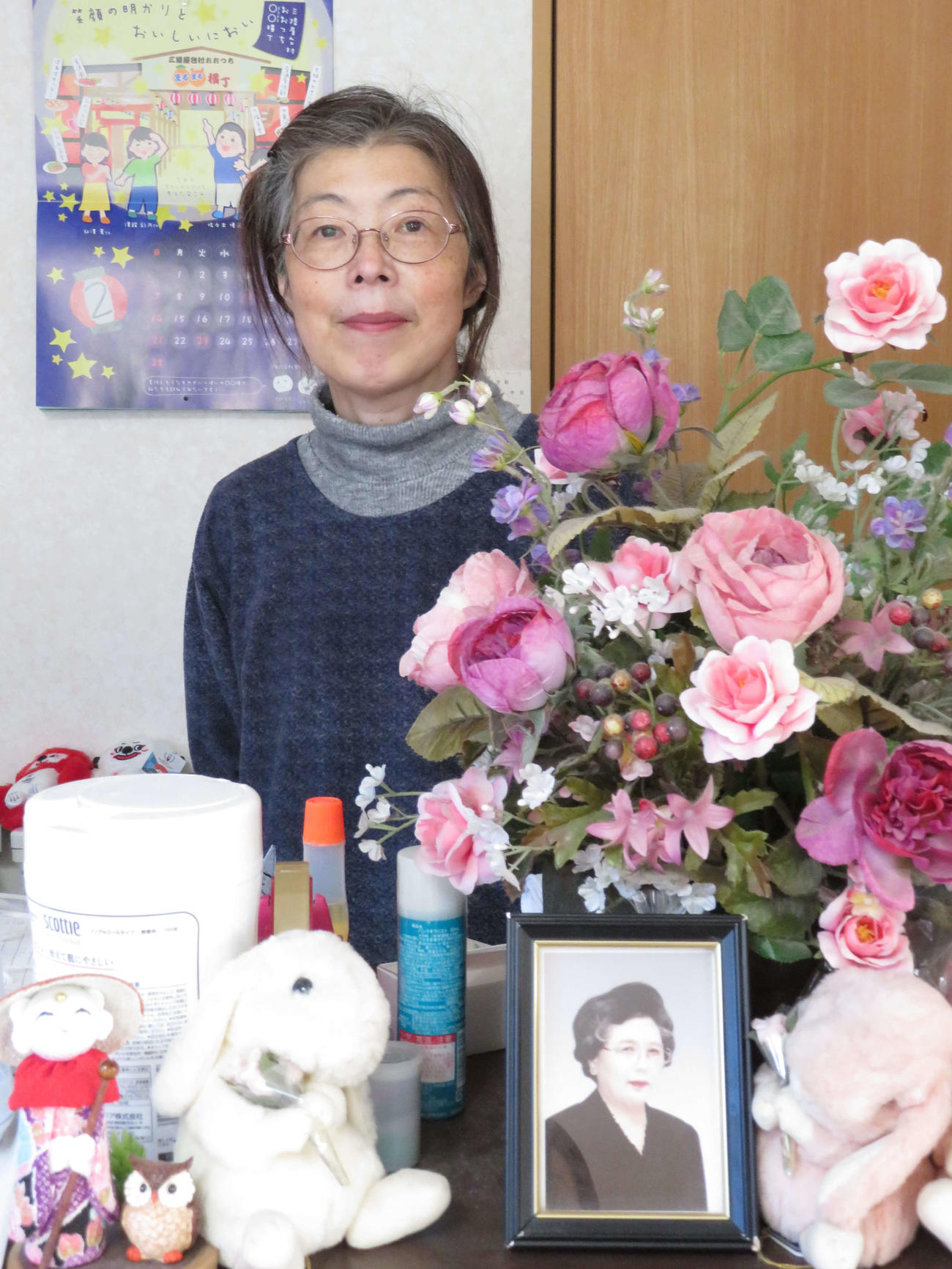 母親で先代おかみのミヲさんの遺影が飾られた受付で取材に応じる「小川旅館　絆館」の小川京子さん（撮影・近藤由美子）