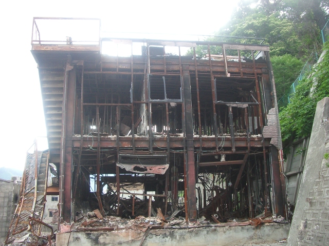 東日本大震災で津波とその後の火災で骨組みしか残らなかった小川旅館（同館提供）