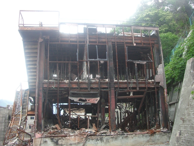 東日本大震災で津波とその後の火災で骨組みしか残らなかった小川旅館（同館提供）