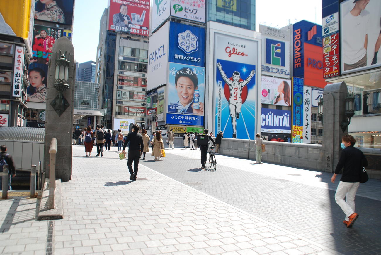 先週日曜日に比べ、人通りに少なくなった大阪・ミナミの道頓堀（撮影・松浦隆司）