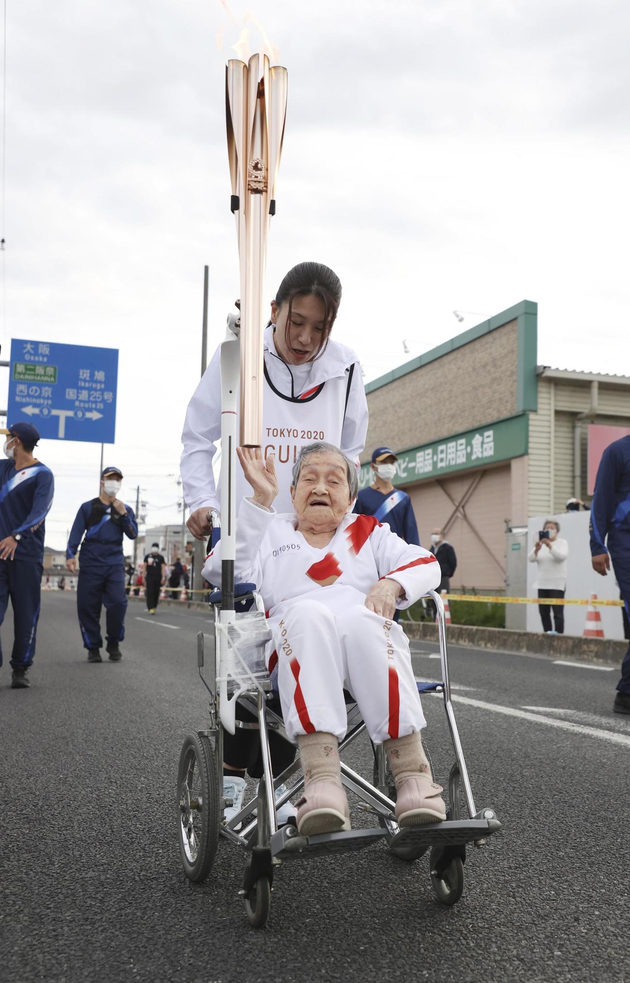 車いすで聖火ランナーを務める109歳の賀川滋子さん（共同）