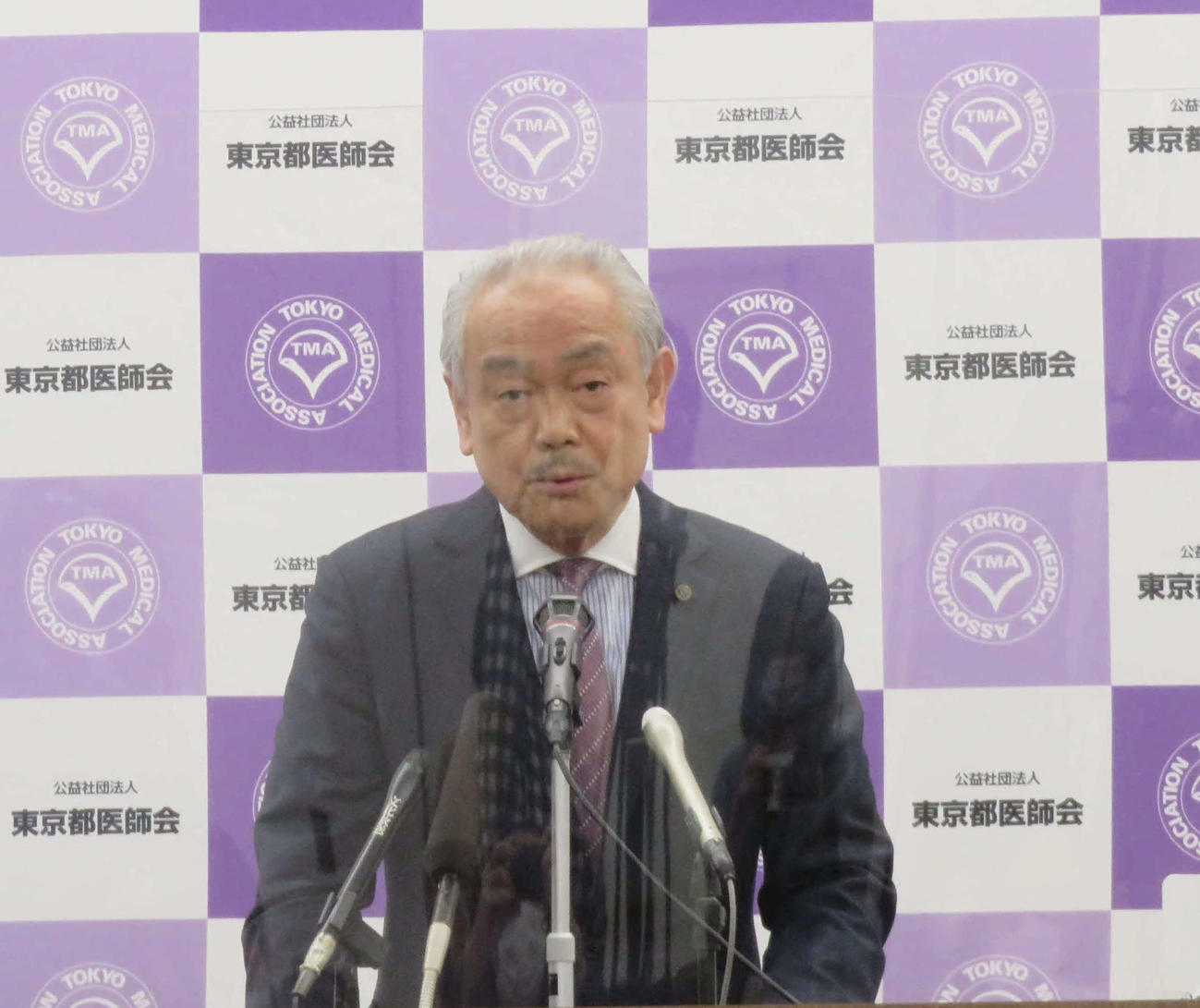 東京都医師会の尾崎治夫会長は新型コロナ感染拡大で東京五輪・パラリンピック開催を「厳しい」とする認識を示した（撮影・大上悟）
