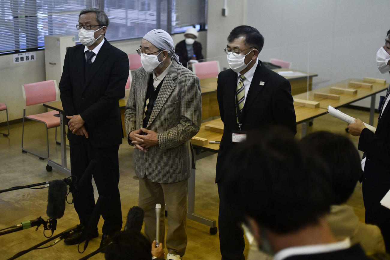 要請書を出した滝本弁護士、尾野さん、静岡県立短期大学部の佐々木教授（左から）（撮影・平山連）