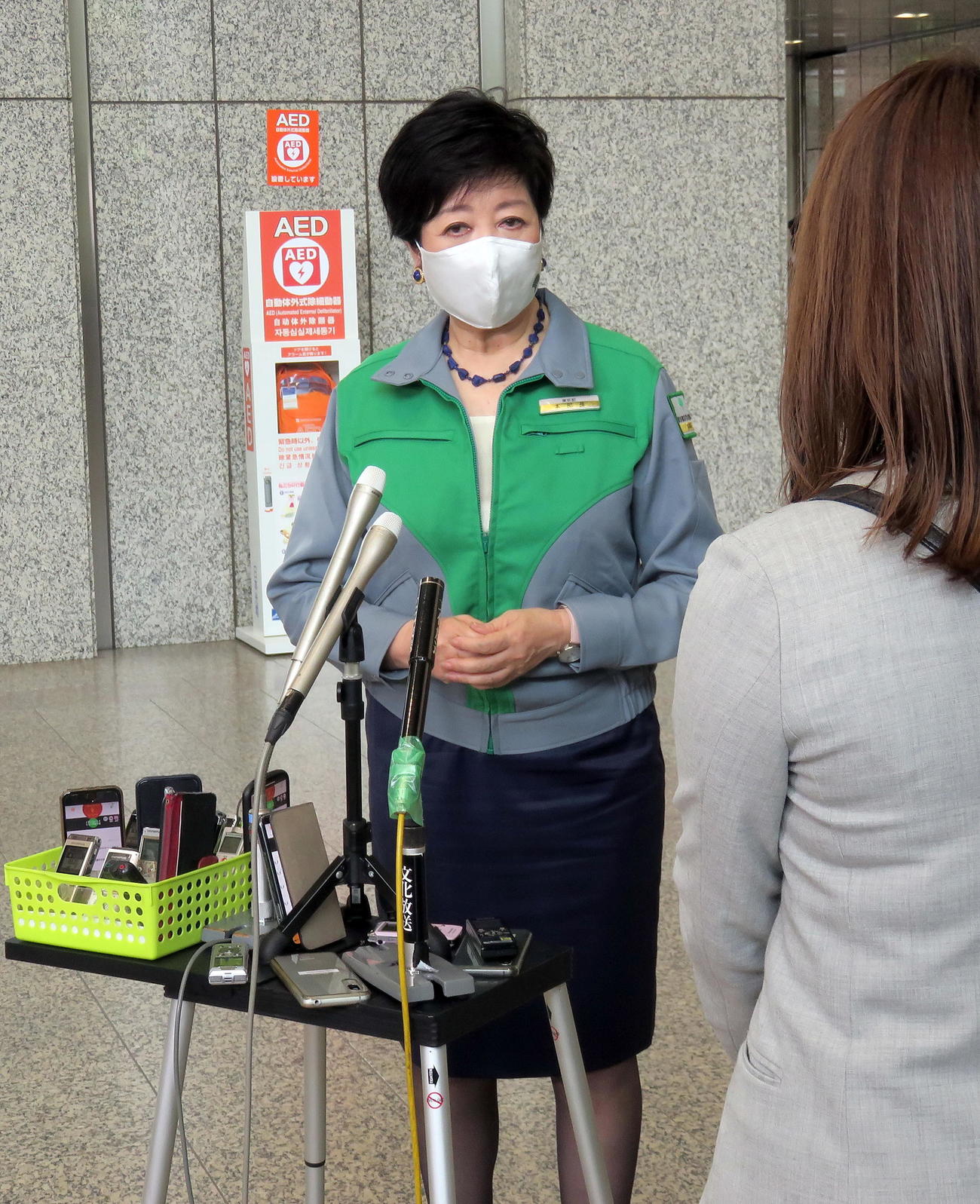 都庁で報道陣に対応する小池知事（撮影・鎌田直秀）