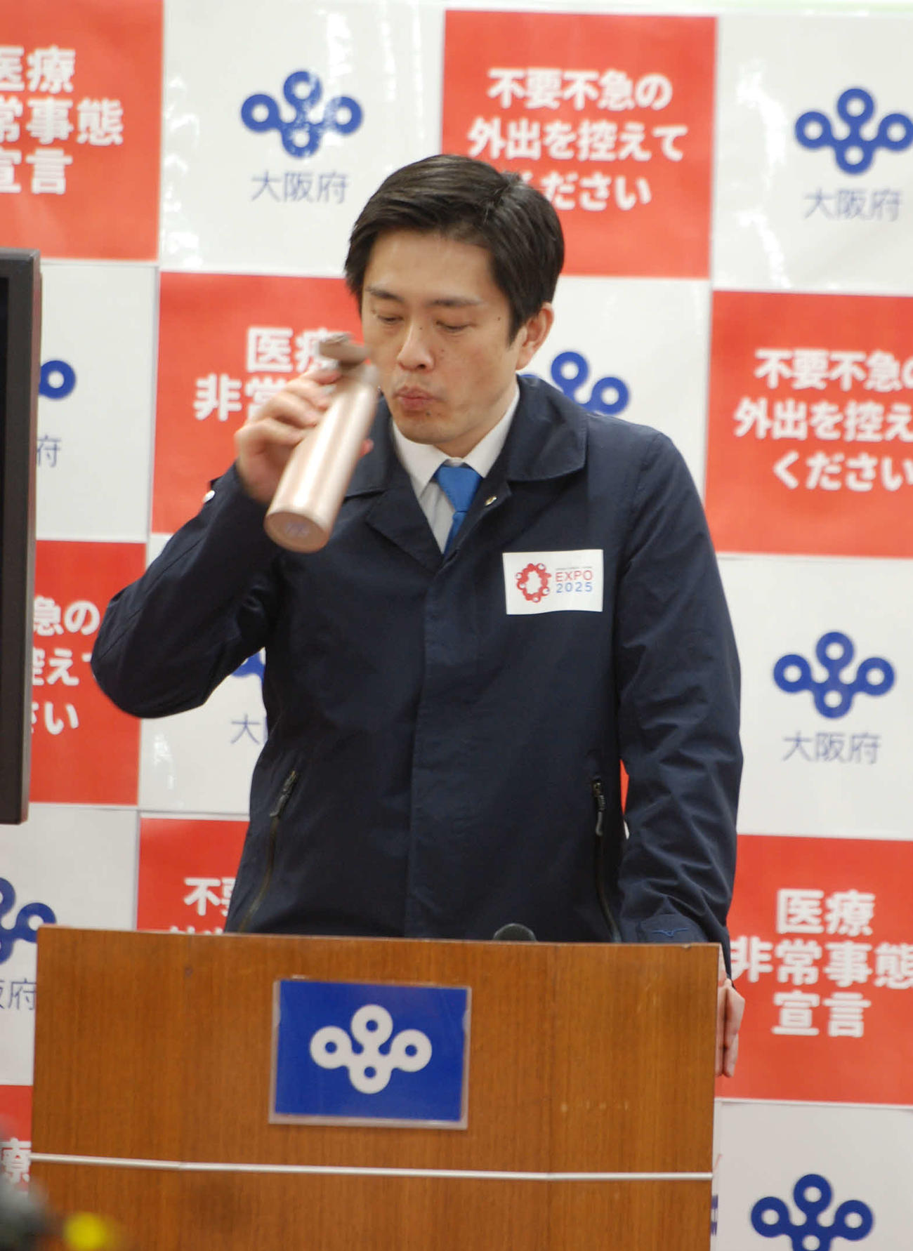 記者会見で一服する大阪府の吉村洋文知事（撮影・松浦隆司）