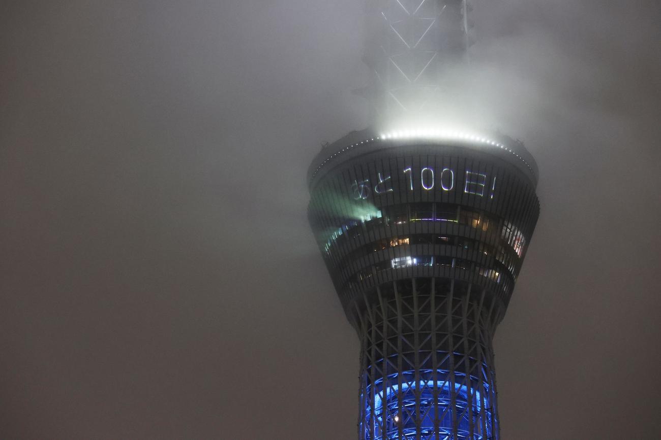 東京五輪の開会式まで100日となり、東京スカイツリーの天望デッキに表示された「あと100日！」の文字