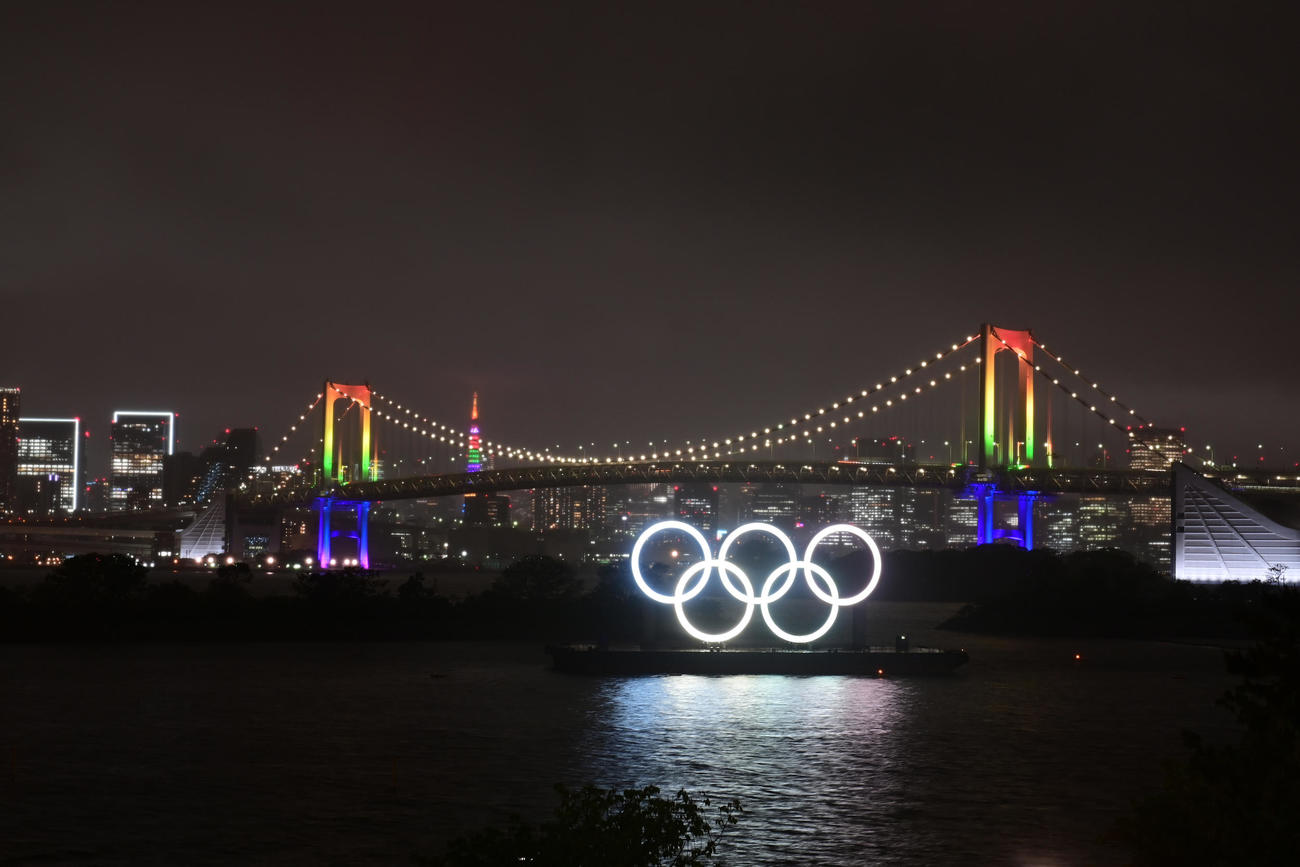 東京五輪・パラリンピック大会100日前イベントでライトアップされるレインボーブリッジ（撮影・小沢裕）