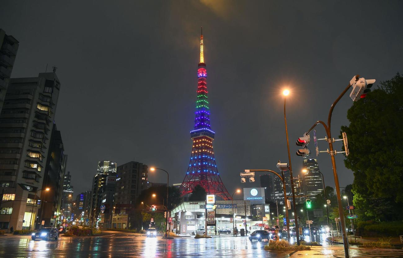 東京五輪の開会式まで100日となり、五輪のシンボルカラーにライトアップされた東京タワー