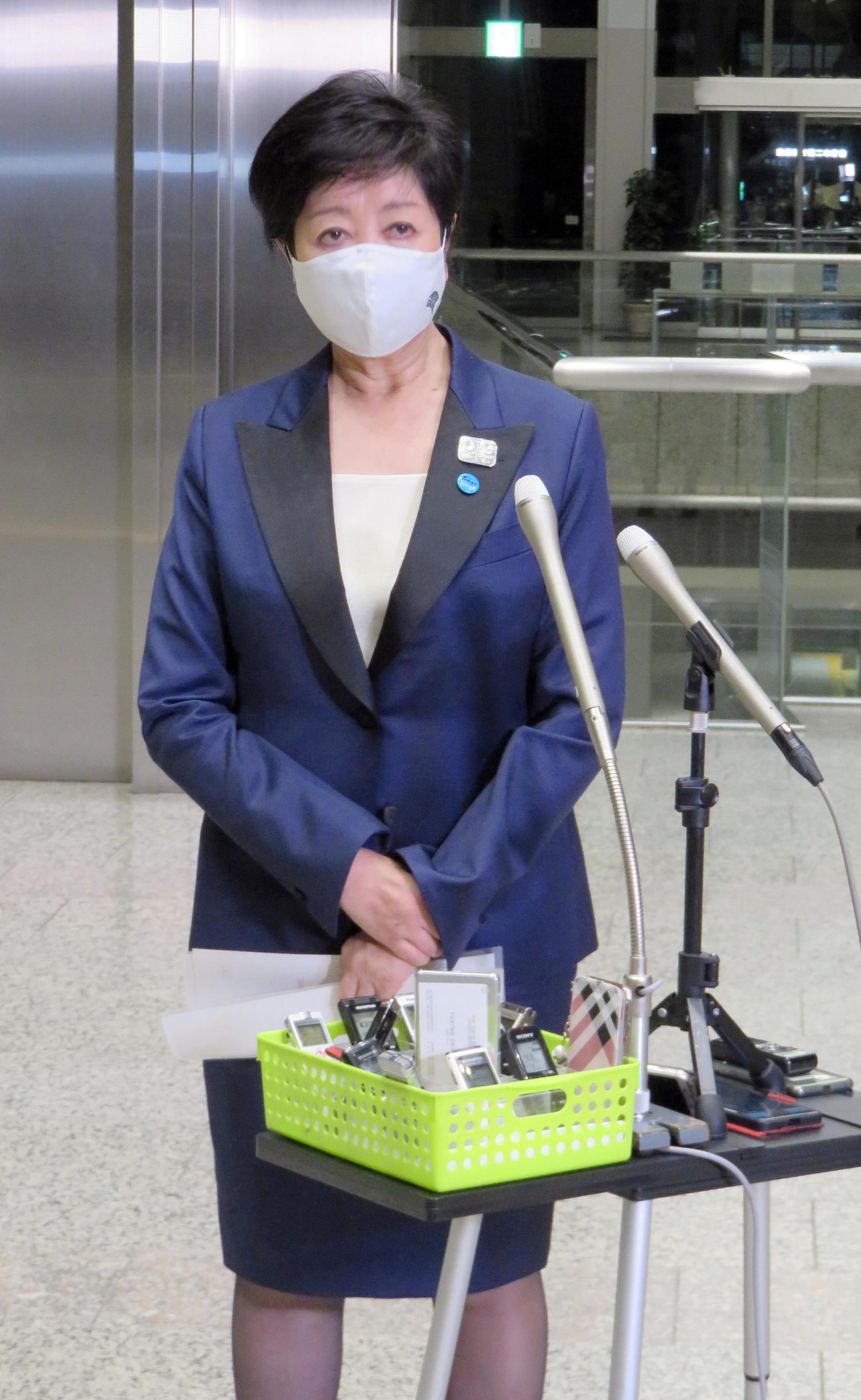 都庁退庁時に報道陣に対応する小池知事