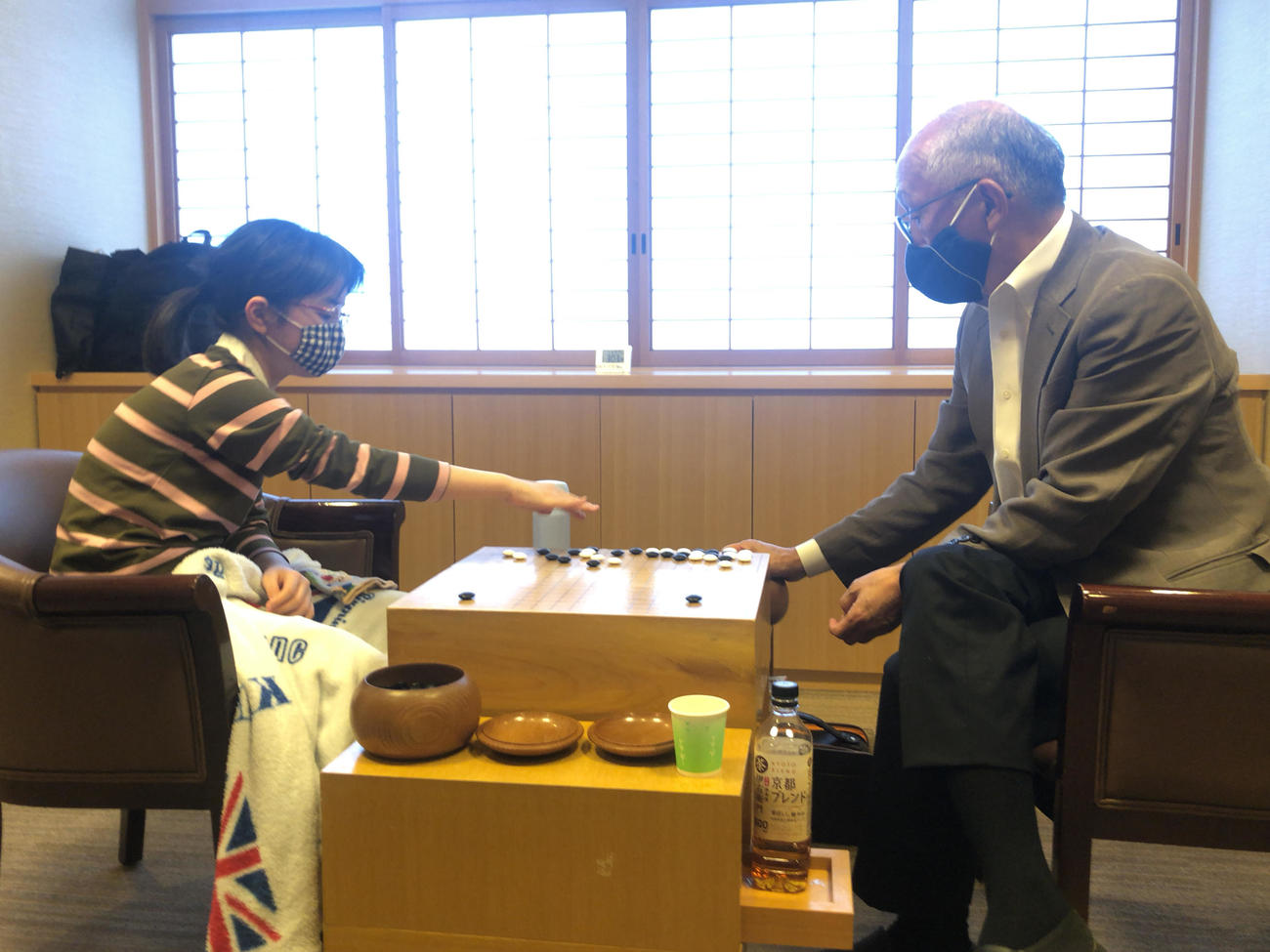 対局した仲邑菫二段（左）、坂口隆三九段（外部提供）