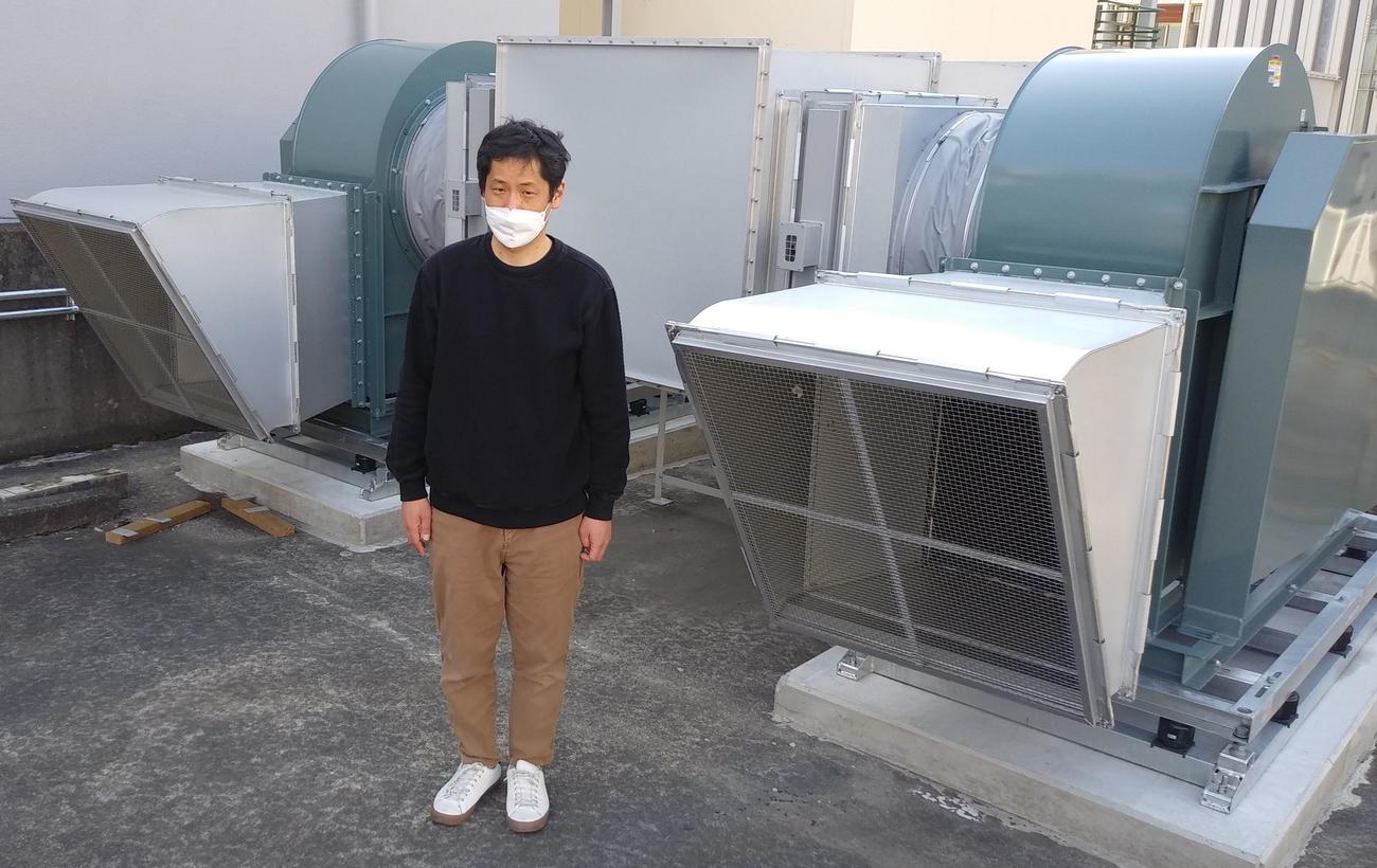 館内の換気効率を通常の3倍に上げたシロッコファン形式の大型排気口。駐車場スペースに4機設置した