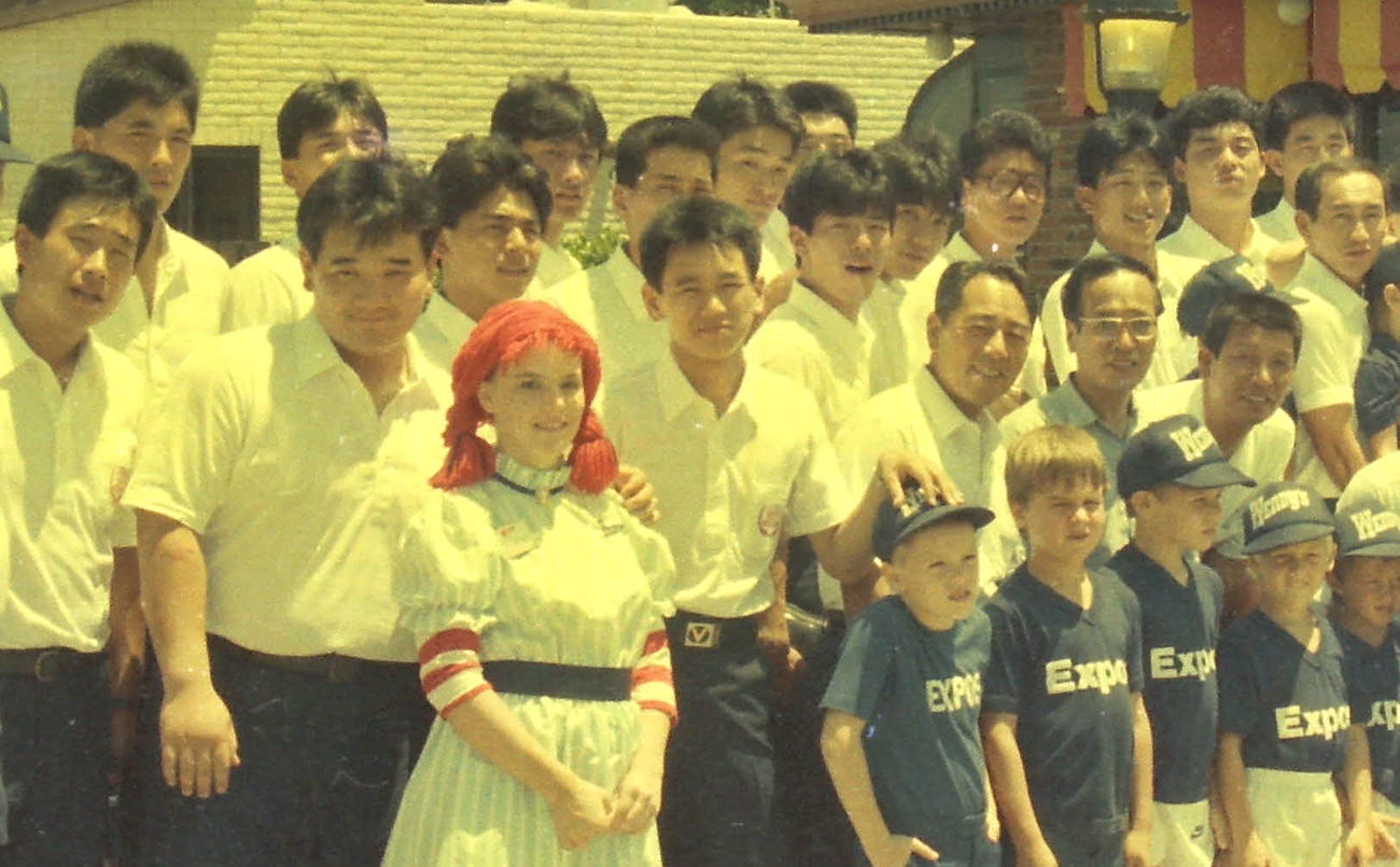 87年6月、日米大学野球で訪れた米国で記念撮影する日米大学野球のメンバー。右端は猿田和三、後列右から5人目は古田敦也、左から2人目は長嶋一茂、同3人目は矢作公一