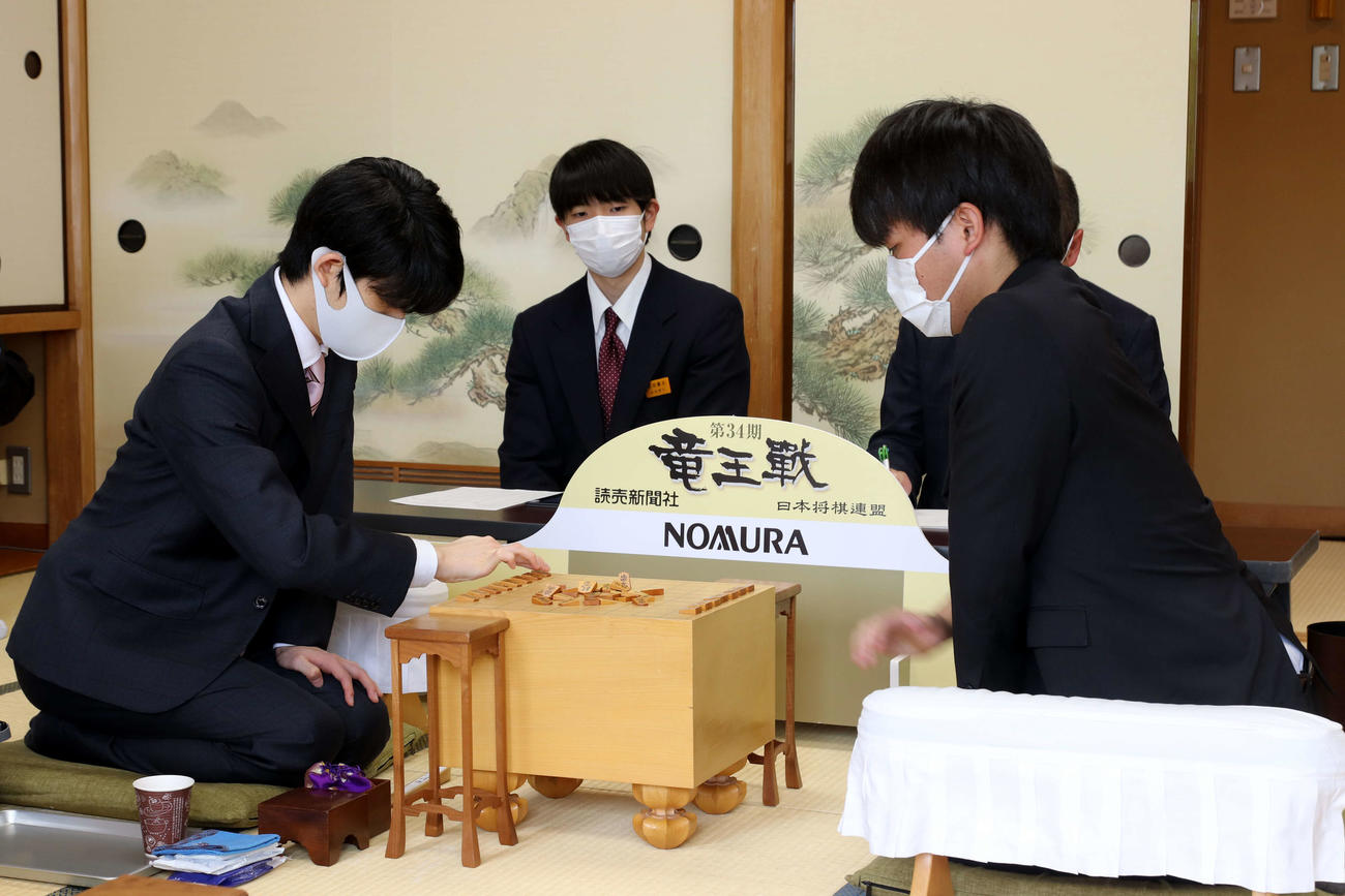 史上初の5期連続Vに向けて竜王戦2組決勝の八代弥七段（右）戦に臨む藤井聡太2冠（左、日本将棋連盟提供）