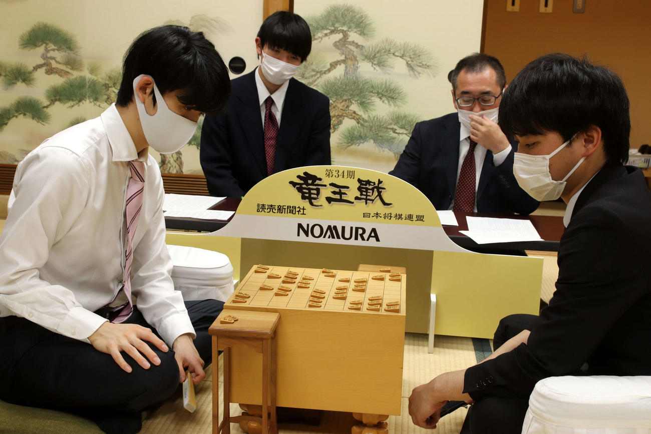 竜王戦2組決勝で八代弥七段（右）を下して優勝し、史上初の5期連続優勝を果たした藤井聡太2冠（左、日本将棋連盟提供）