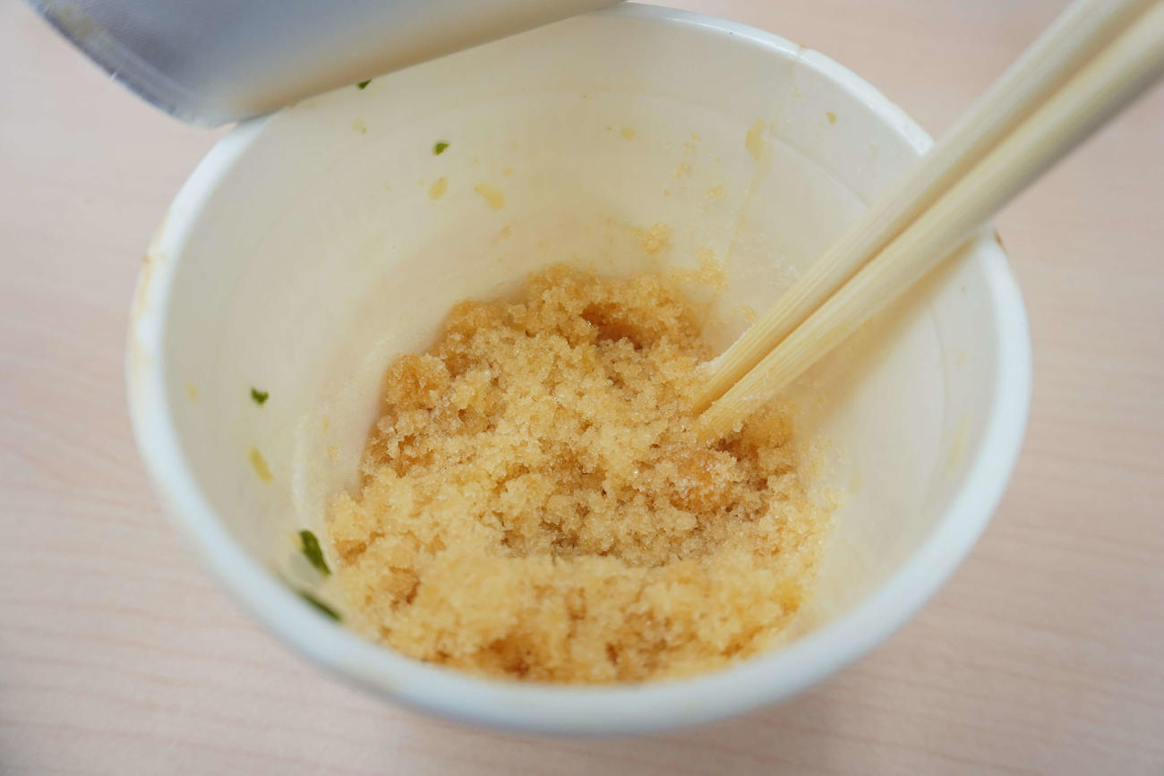 日清食品のカップヌードルに残ったスープ固めるパウダー入れかき混ぜた後の様子（撮影・沢田直人）