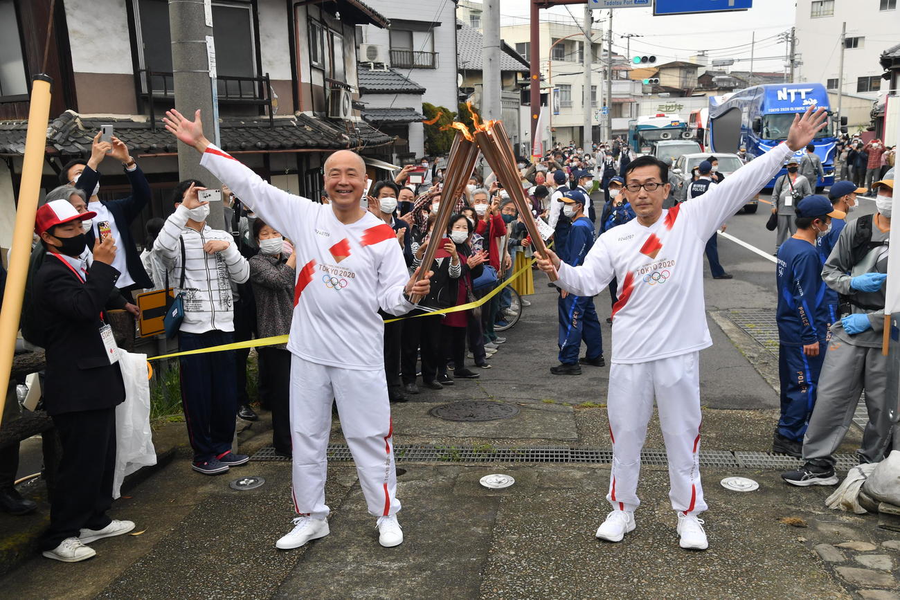 聖火ランナーを務めた高松空港代表取締役社長の小幡義樹氏（左）（代表撮影）
