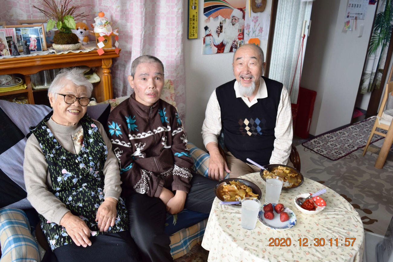 「津久井やまゆり園」利用者で事件の時に重傷を負った尾野一矢さん（中央）（尾野さん提供）