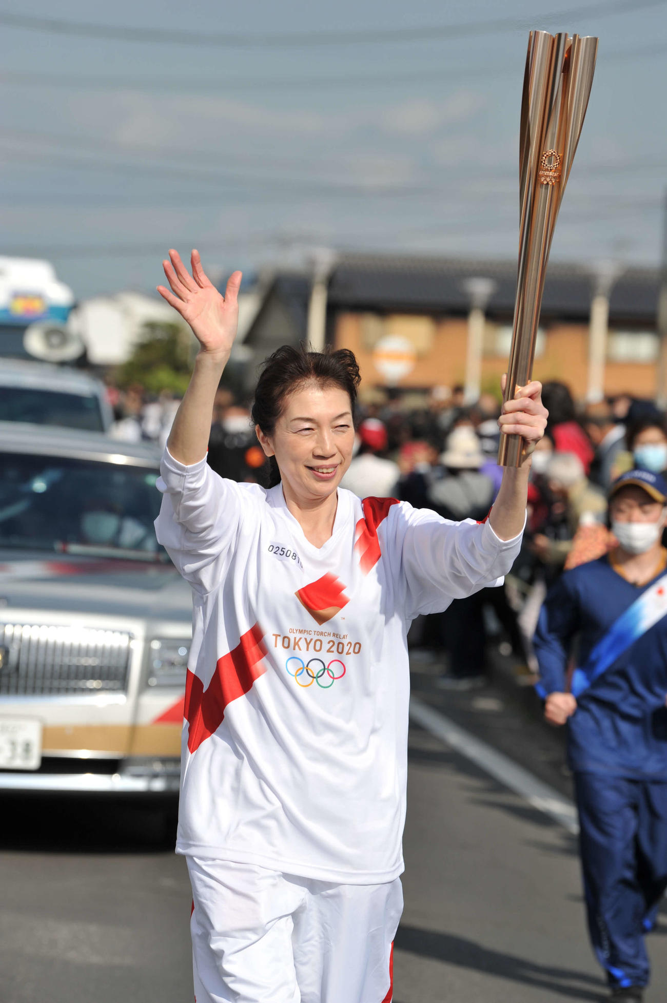 聖火ランナーを務めたNBAラプターズ渡辺雄太の母久美さん（代表撮影）